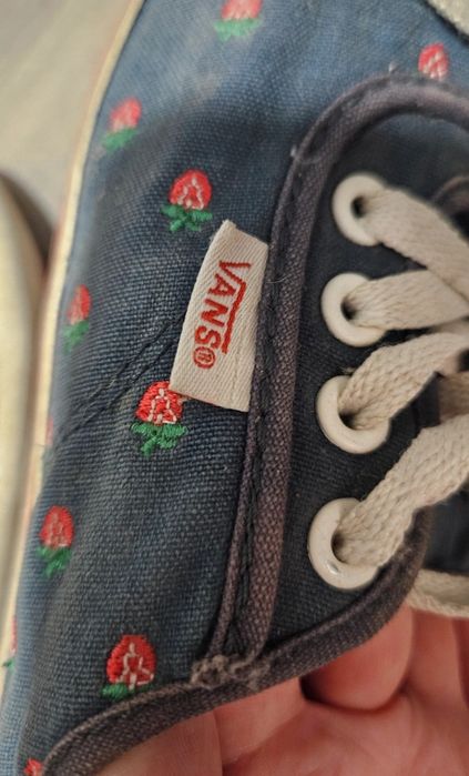 Cienkie vansy w truskawki