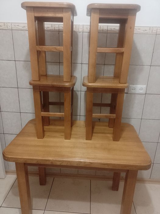 Стіл з стільцями