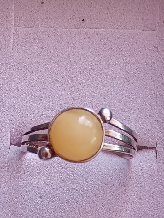 Pierścionek srebrny z bursztynem