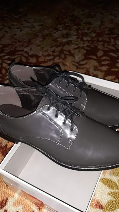 Лаковые туфли на шнурках