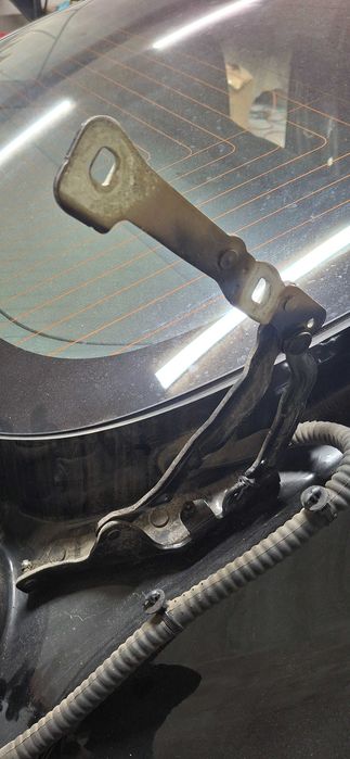 Левая Петля кришки багажника tesla model 3