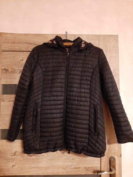 Czarna jesienna kurtka