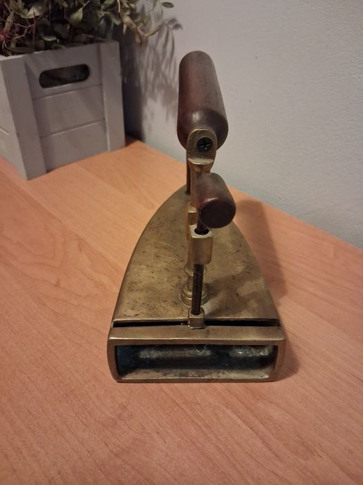 Stare Żelazko na duszę mosiądz zabytek techniki