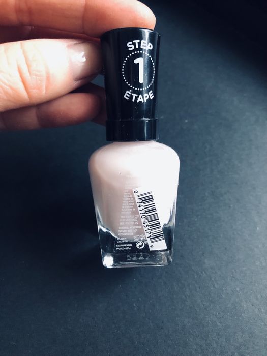 0201. Nowy lakier Sally Hansen 187 Sheer Happiness