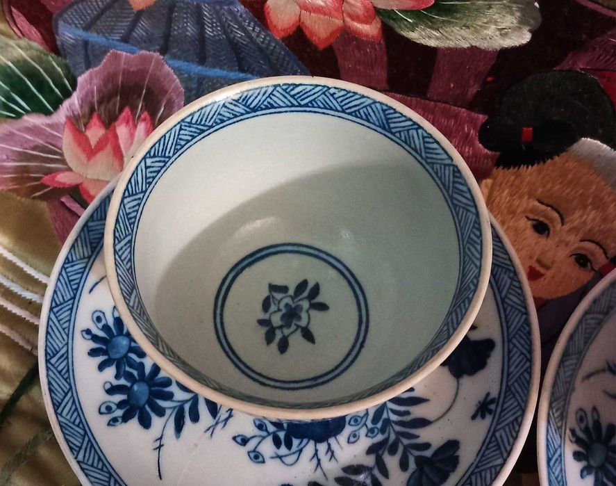 Bonito e Antigo Par De Taças e Pires, Porcelana Asiática.