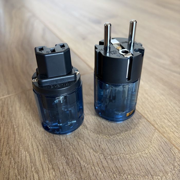 Wtyki zasilające Oyaide 037