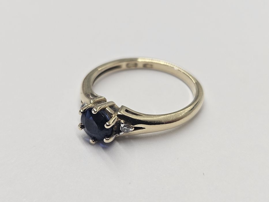 Złoty pierścionek ZARĘCZYNOWY 585 Szafir 0,50 ct + Brylanty
