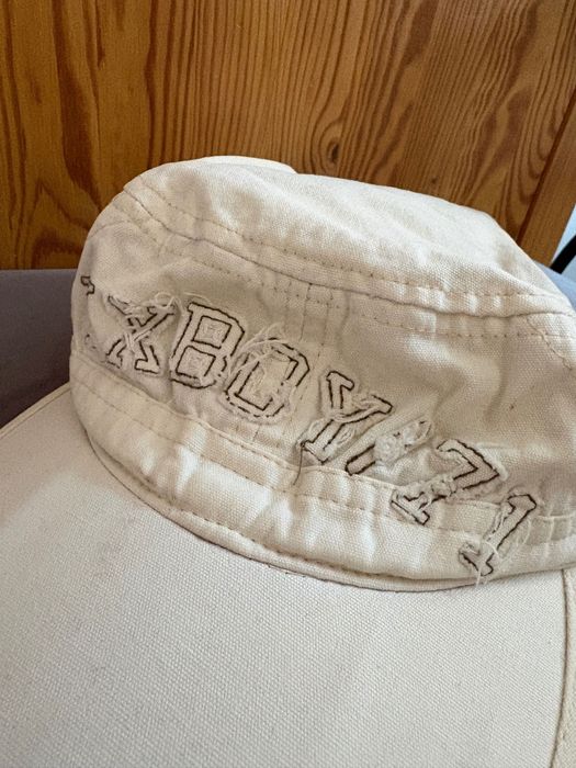 Jasna chłopięca czapka z daszkiem