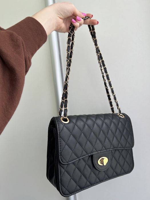 Сумочка чорна ………