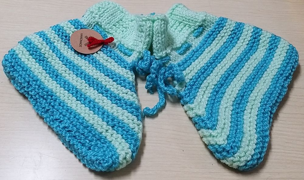 Botas às risquinhas azuis.