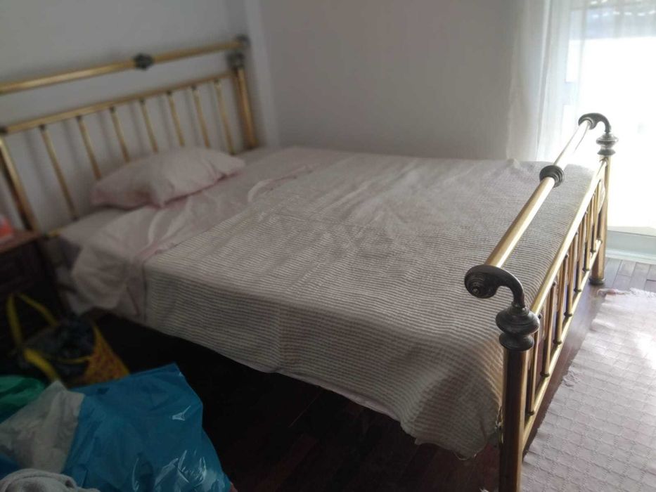 Cama metálica dourada como nova