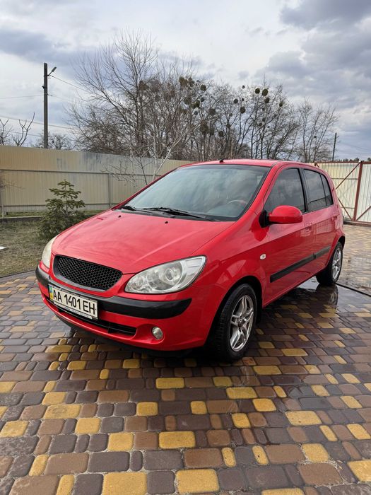 Перший та єдиний власник по техпаспорту, автомобіль постійно перебував в одній сім'ї. Встановлено ГБО, витрата газу по місту 9 л., бензину 7,5 л. Відмінний варіант для першого авто. 

В автомобілі встановлено автомагнітолу та динаміки, вмонтовано лінзи в фари та ксенон, встановлено сигналізацію Sheriff 925 (брелок потребує заміни), литі диски R14 (літня резина) та комплект сталевих дисків R14 (зимова гума).    

Торг біля автомобіля, перекупщикам і площадкам прохання не турбувати.