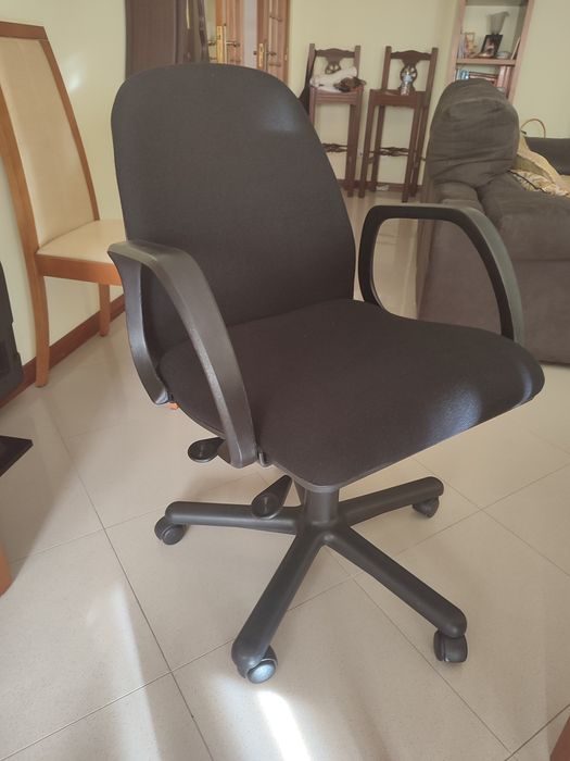 Cadeira de escritório / secretária excelente qualidade e confortável