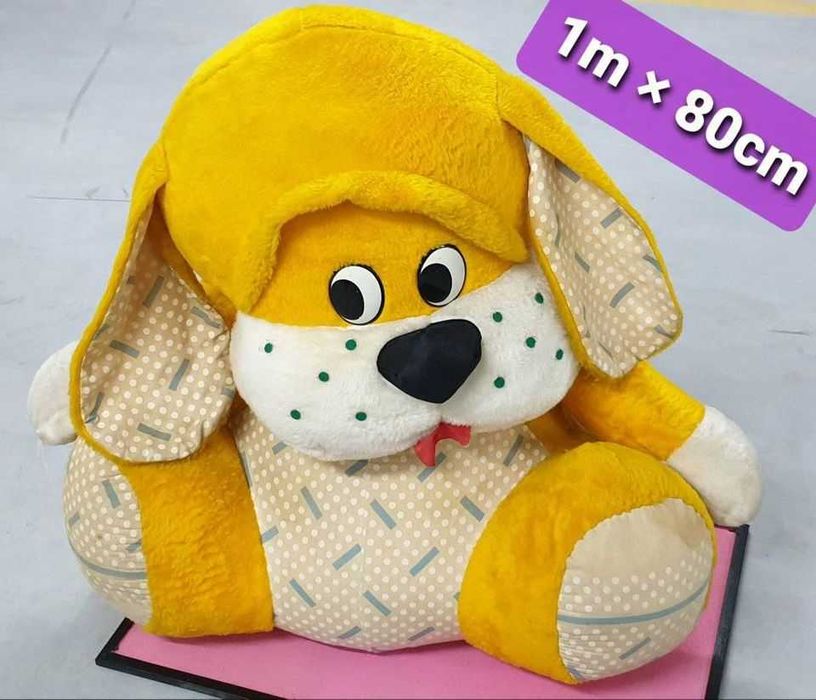 Cão grande de peluche