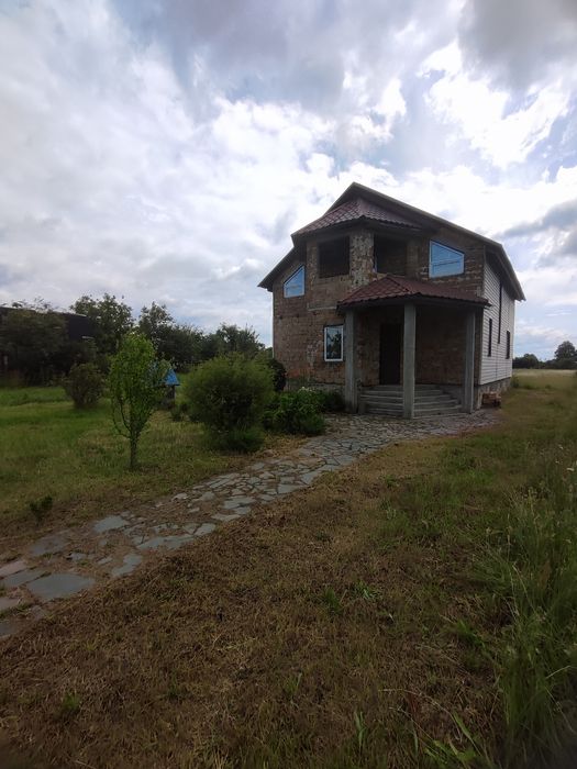 Продається двоповерховий будинок в смт. Чоповичі