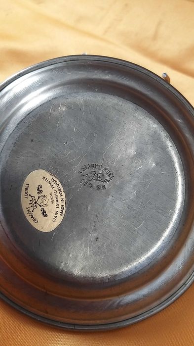 prato em estanho com suporte