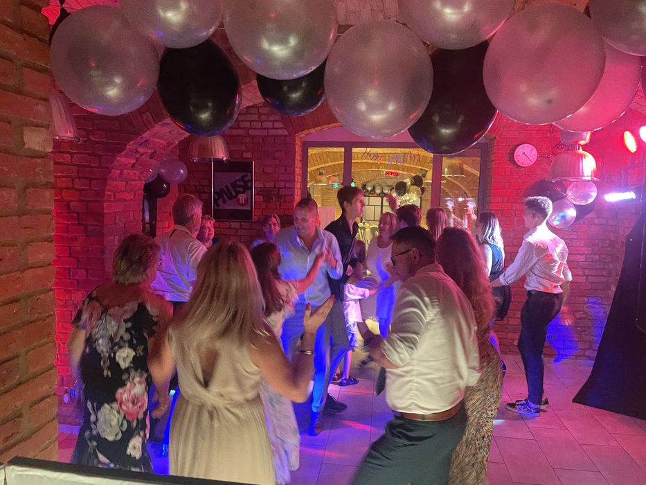 DJ Bart – Muzyka, Energia i Pełny Parkiet na Twojej Imprezie