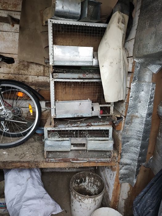 Клітки для перепілок , чи молодняка птиці.