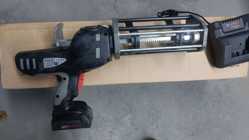 Pistolet akumulatorowy do mas gęstych klejów 2k