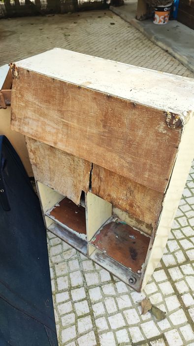 Móvel de casa de banho antigo para restauro