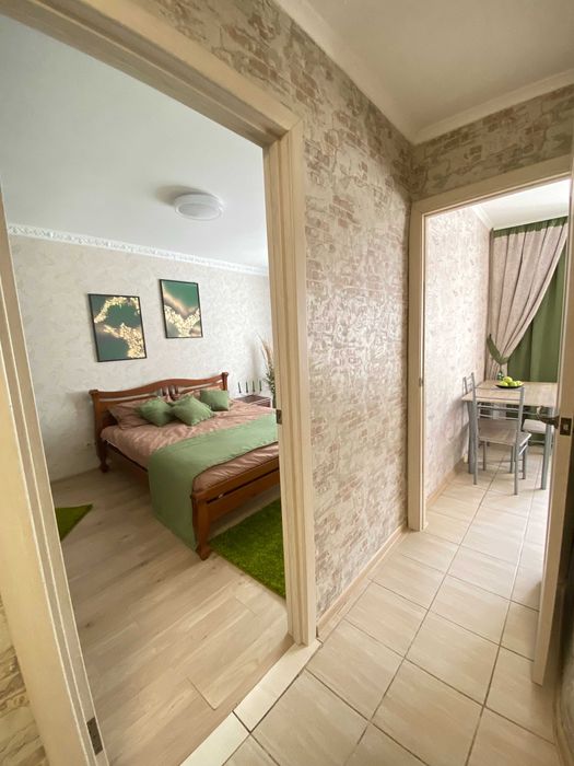 Центр. Вул. Замкова. Поруч парк та став. Власник. Подобово