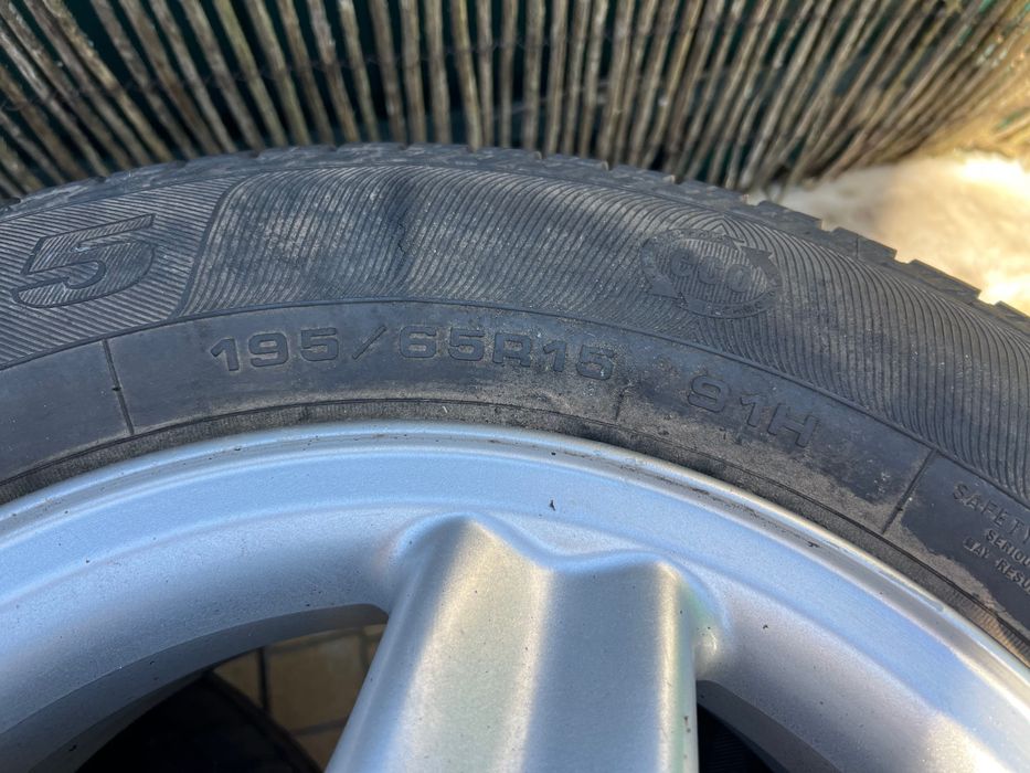 Jantes 15” com pneus 195/65R15 (4 furos)