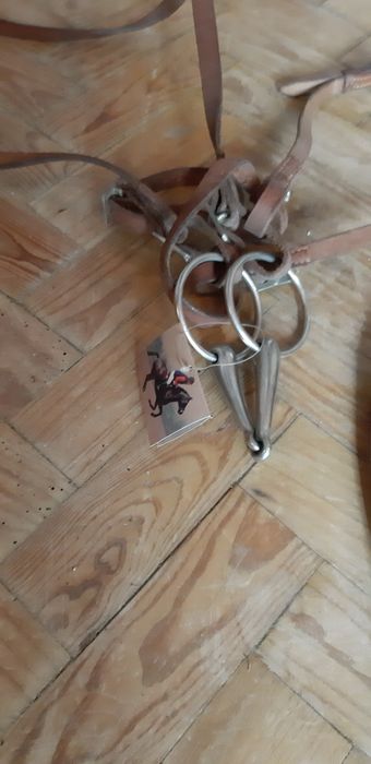 Sela inglesa em couro com arreios