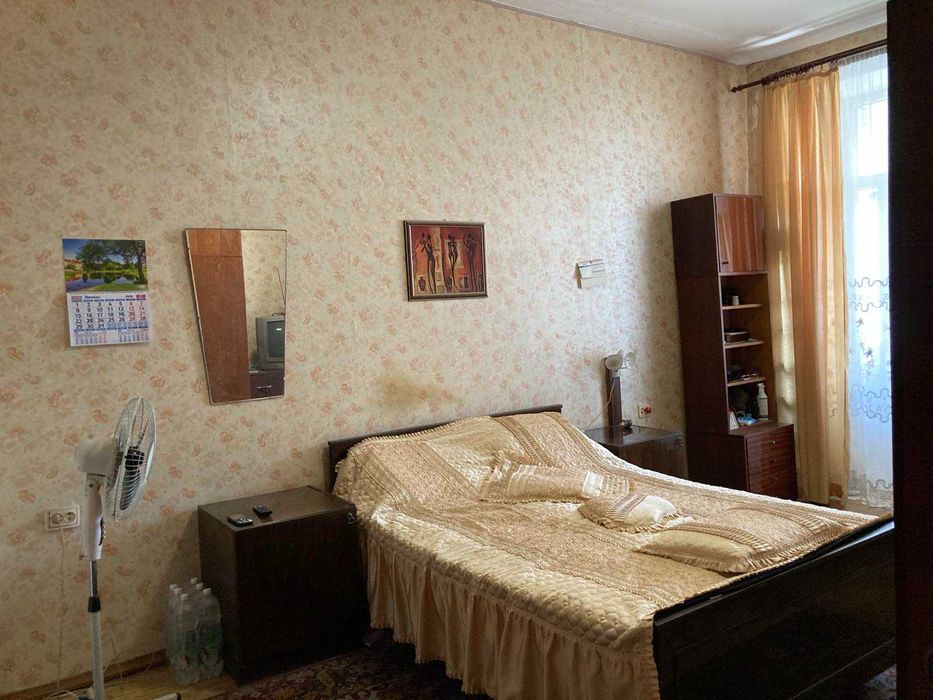 Продаж повнометражної 3-кімнатної квартири в центрі