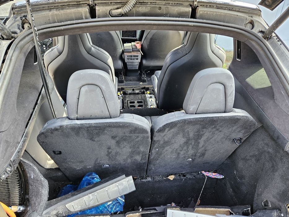 Tesla model X салон, карти, подушки безпеки.