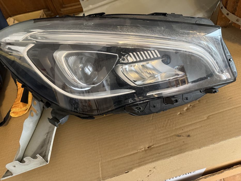 Farol mercedes Cla Xenon w117