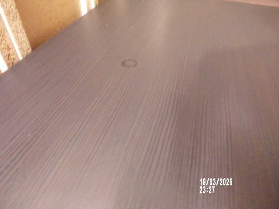 Mesa alta com 2 bancos
