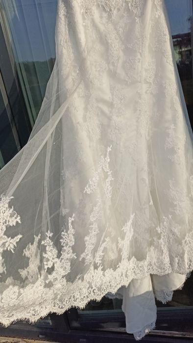 Suknia Madonna koronka perełki długi tren