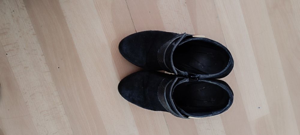 Botins de salto, tamanho 35 em camurça preta. Usados