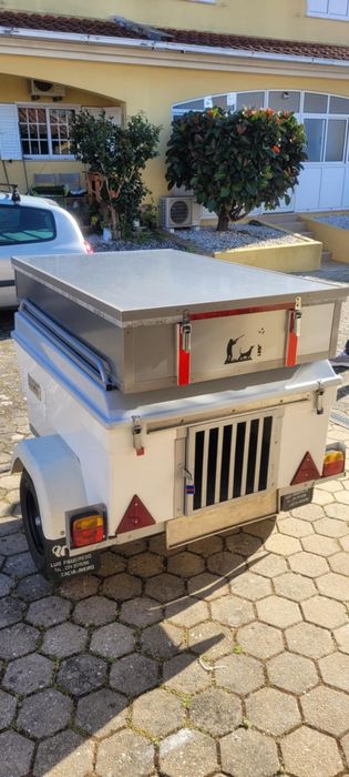 Reboque de caça com cofre