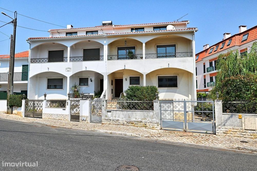Moradia T4+1 com Jardim, Sótão Suíte e Garagem Ampla – Mem Martins, Si