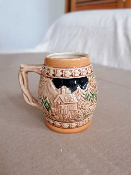 Caneca de cerveja vintage em cerâmica