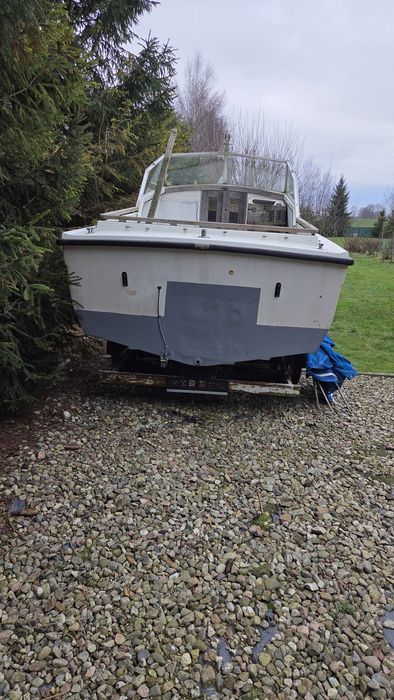 Łódka kabinowa z przyczepką