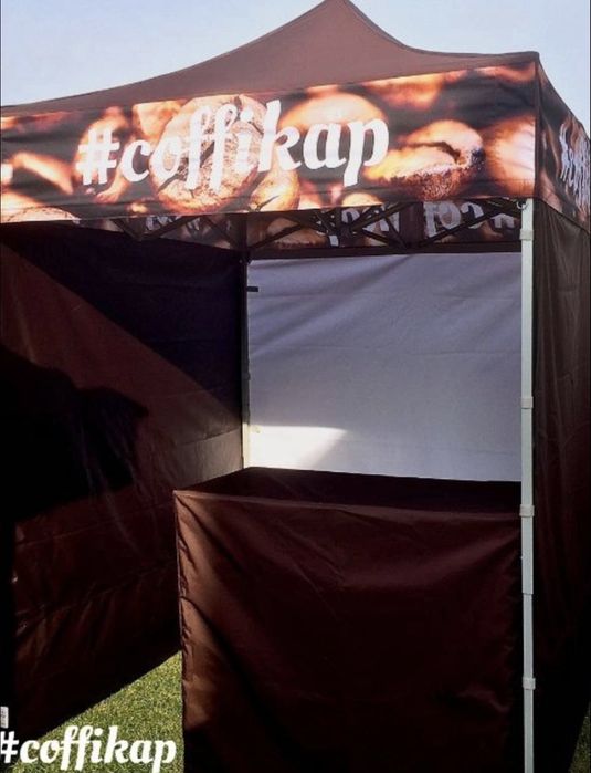 Namiot handlowy gastronomiczny Mitko 2x2 m z logo firmy oraz stół handlowy