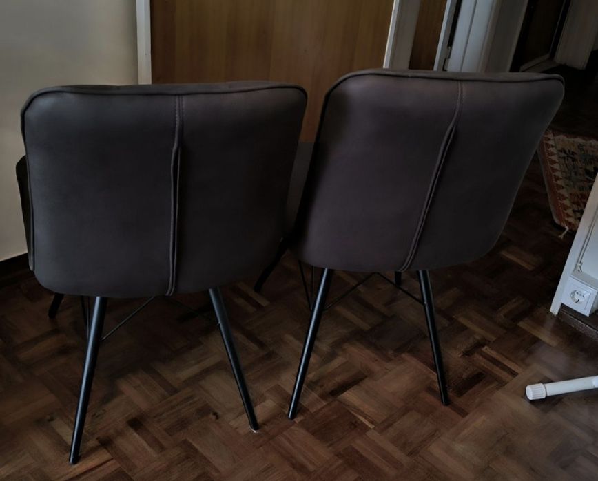 4 cadeiras cinzentas