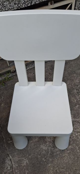 Krzesełka Mammut ikea, stolik drewniny