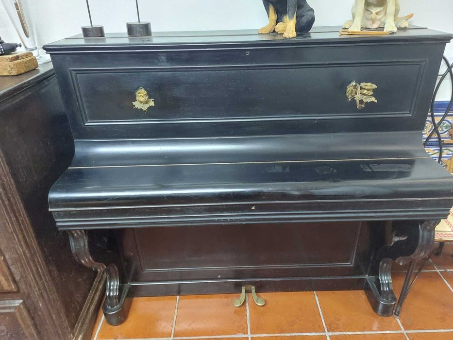 Piano Vertical em cor preto