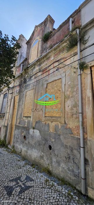 Moradia para recuperar, com projeto para T4 no Centro da Figueira da F