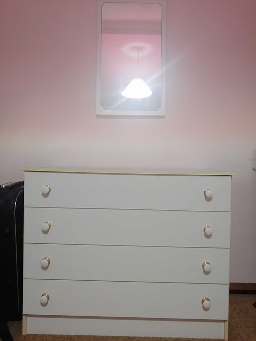 Cómoda e espelho de quarto, madeira cor branca