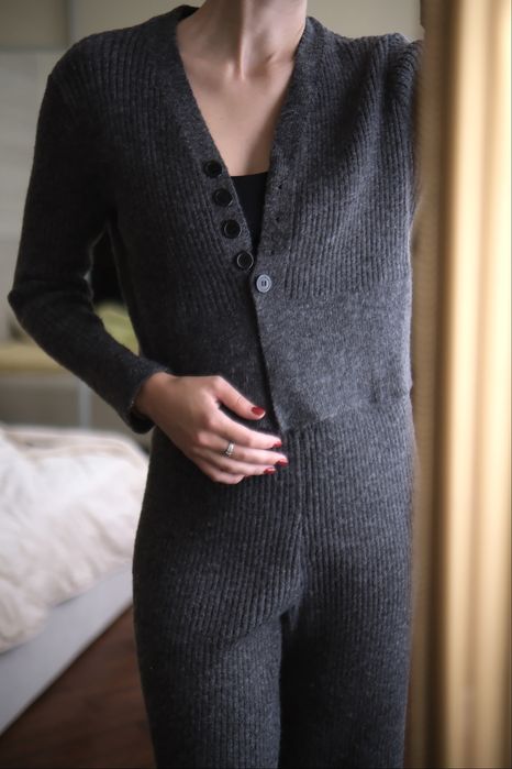 Вʼязаний жіночий костюм