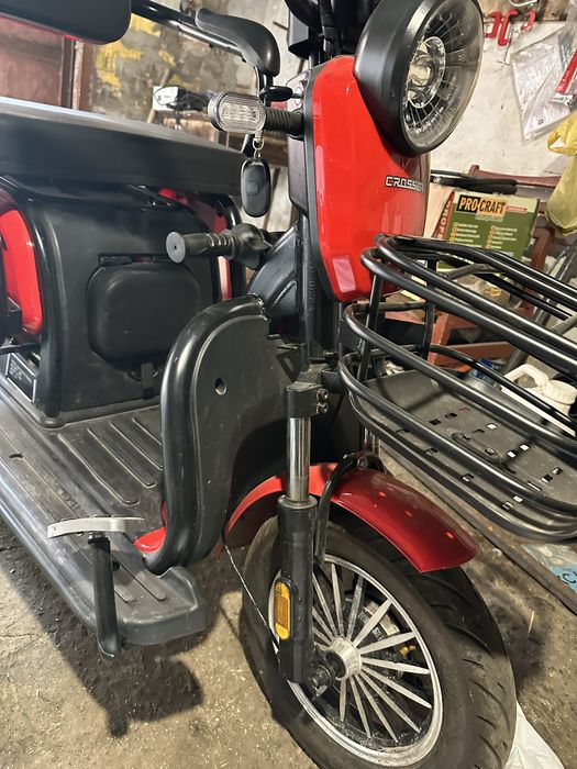 Продам  красный трехколесный электроскутер Crosser TR1.