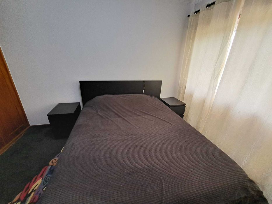 Cama casal com colchão e dois cabeceiras,cómoda branca fica por 40€.
