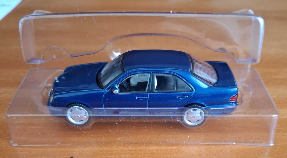 Miniatura Mercedes W210, Azul