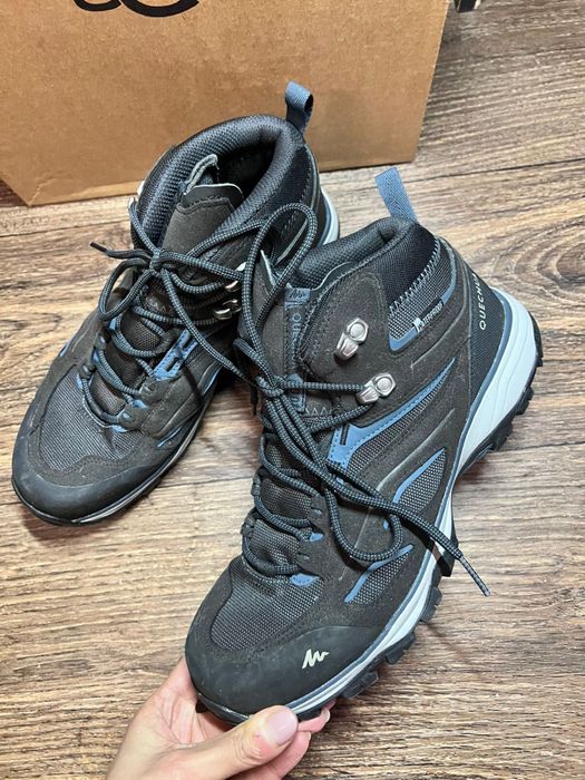 Чоловічі трекінгові черевики Quechua MH100 Mid від бренду Decathlon.