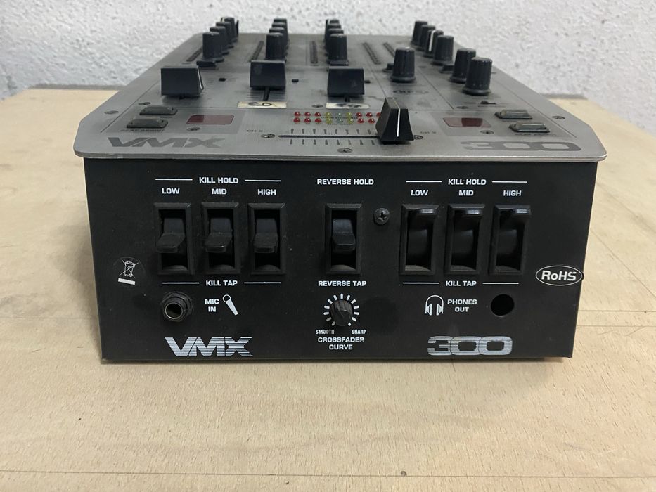 Mesa de mistura BEHRINGER VMX300