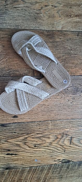 Piękne beżowe klapki boho